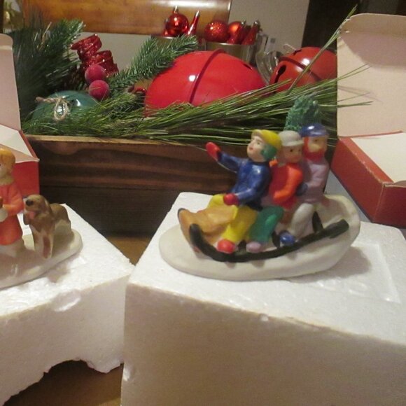 2 Lemax Dickensvale Christmas Village VTG 1993 Porcelain Musicians Dog Tobaggan - Picture 6 of 6